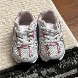 New Balance Kids White and Pink Sneakers

I do not have the box for these shoes.